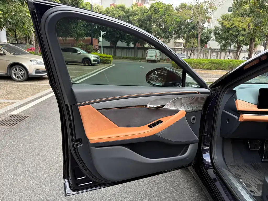 VOYAH LANTU CHASING LIGHT