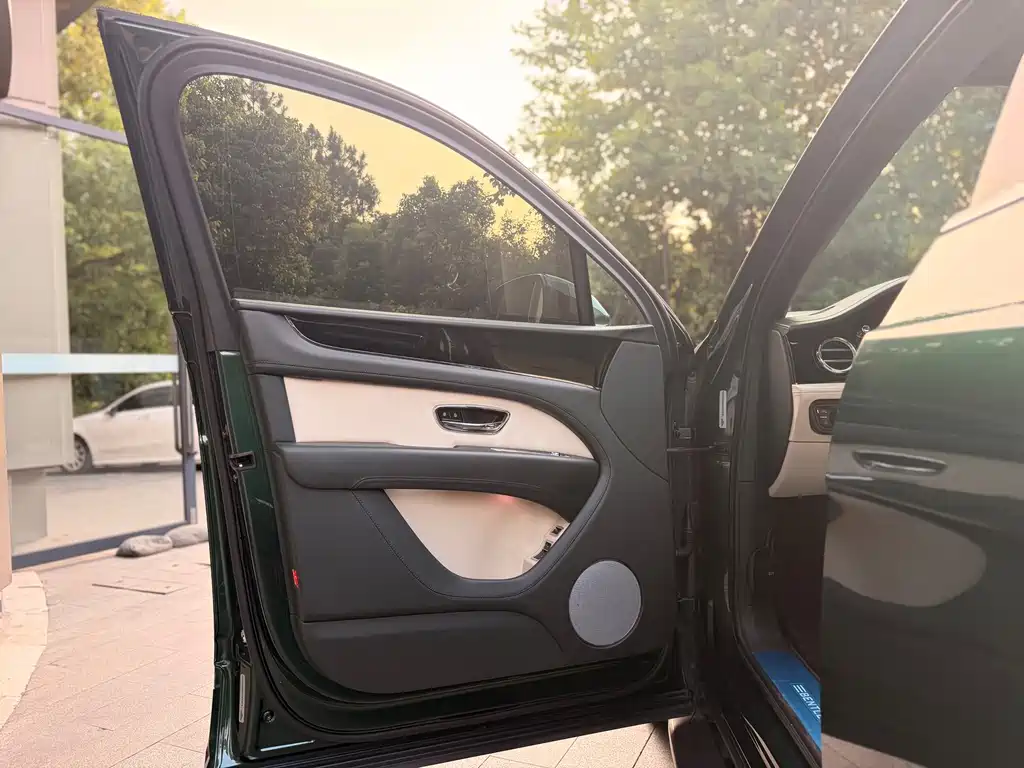 Bentley Bentayga — миниатюра 15