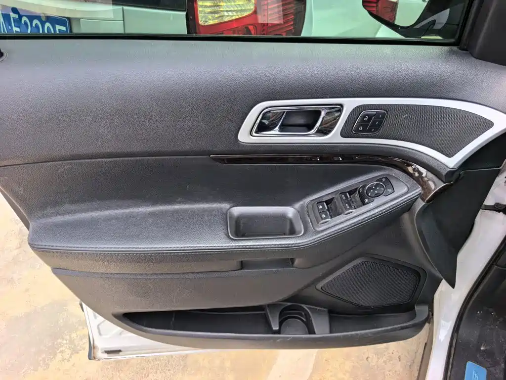 Ford Explorer (Import) — миниатюра 7