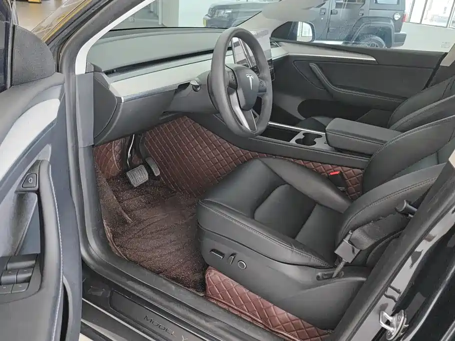 Tesla Model Y — миниатюра 9