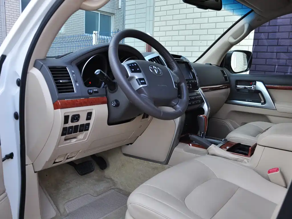 Toyota Land Cruiser 2012 4.6L AT VX