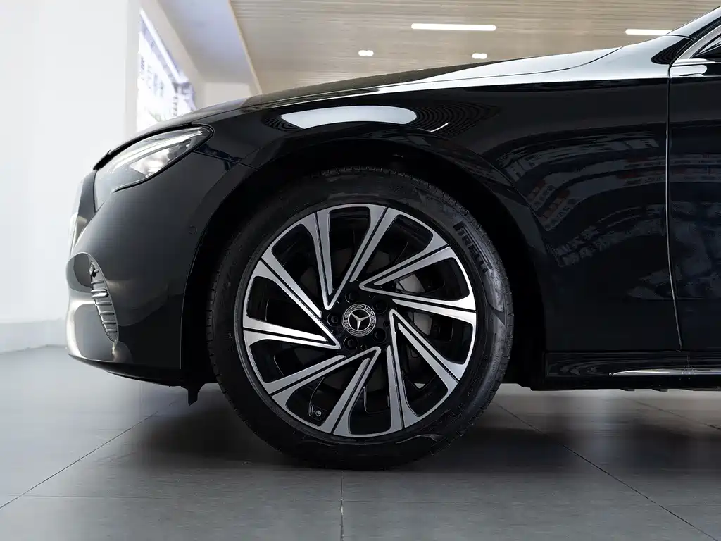 Mercedes-Benz E-Class — миниатюра 7