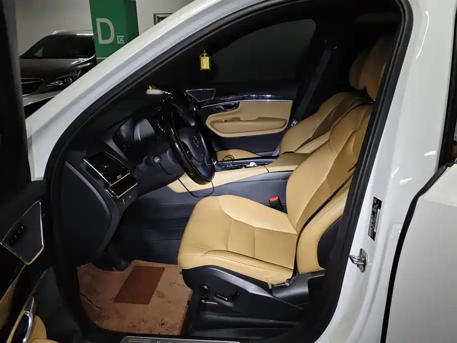 Volvo XC90 — миниатюра 9