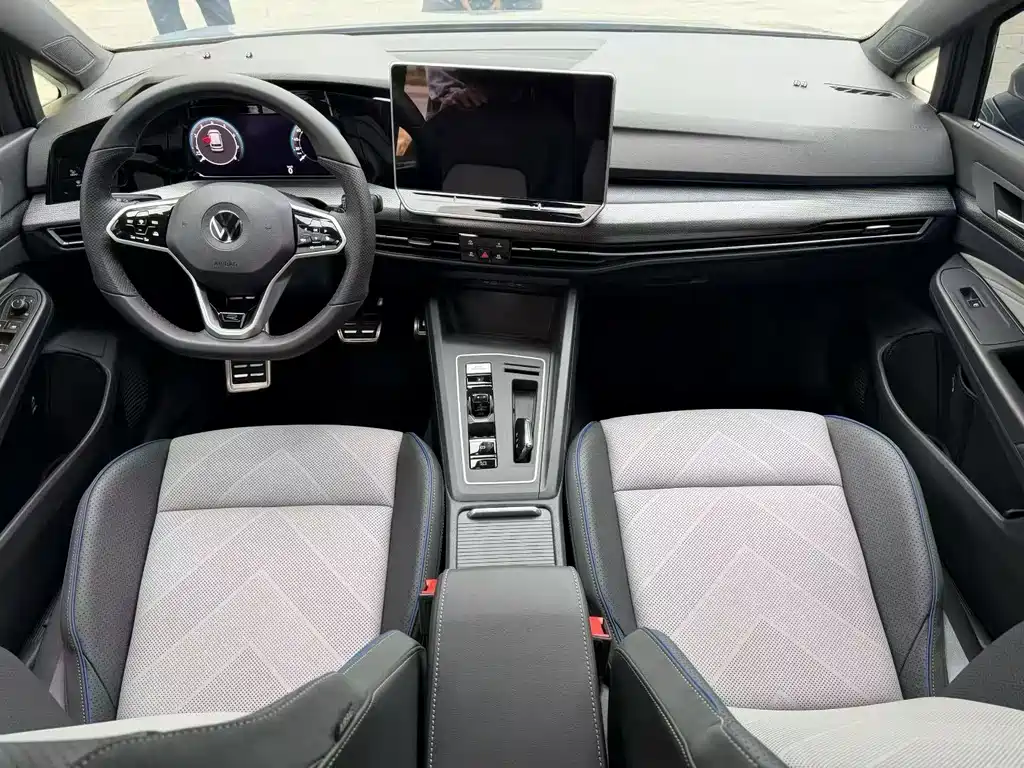 Volkswagen Golf 2025 300TSI R-Line
