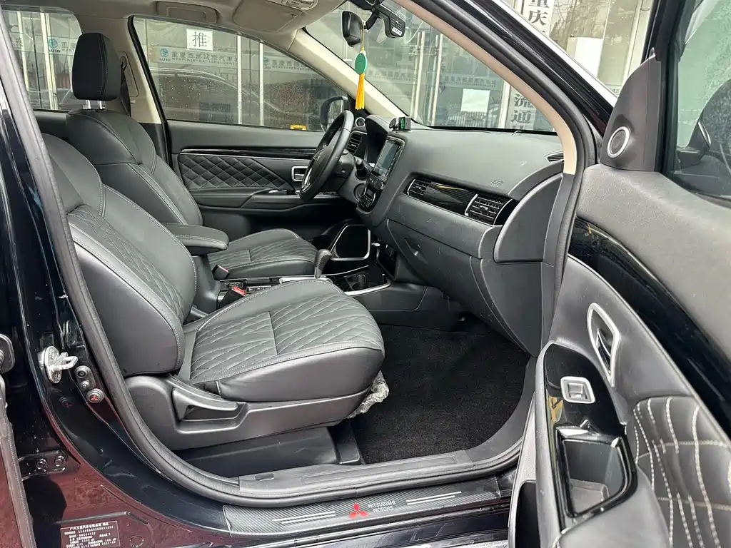 MITSUBISHI OUTLANDER