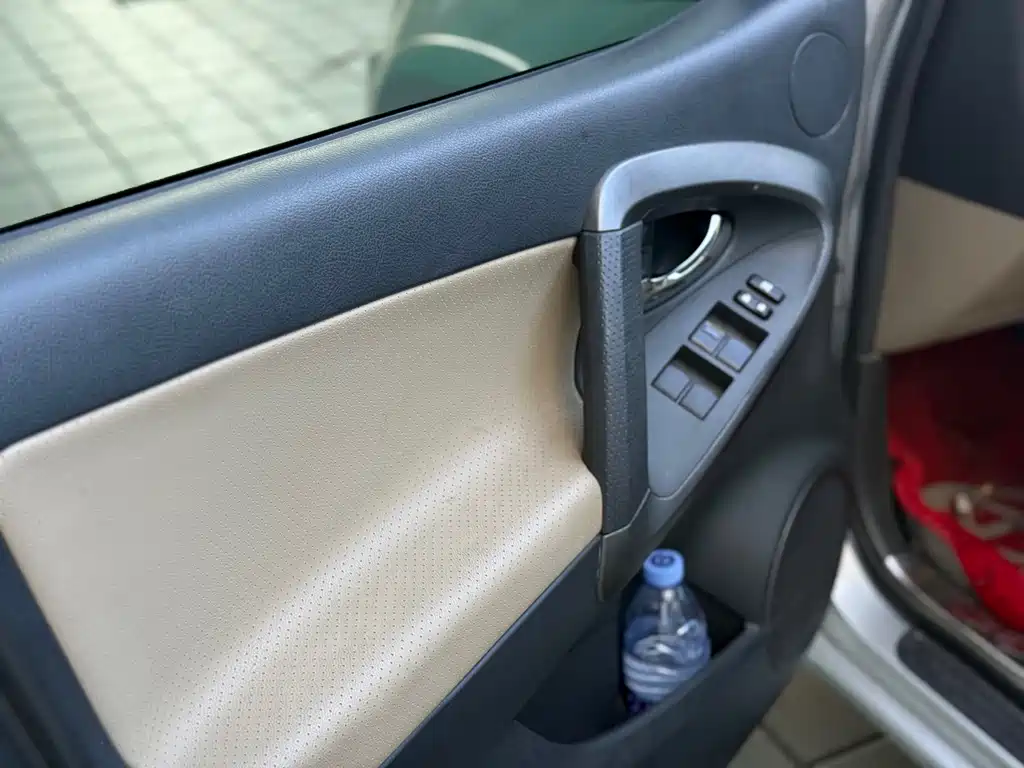 Toyota RAV4 — миниатюра 7