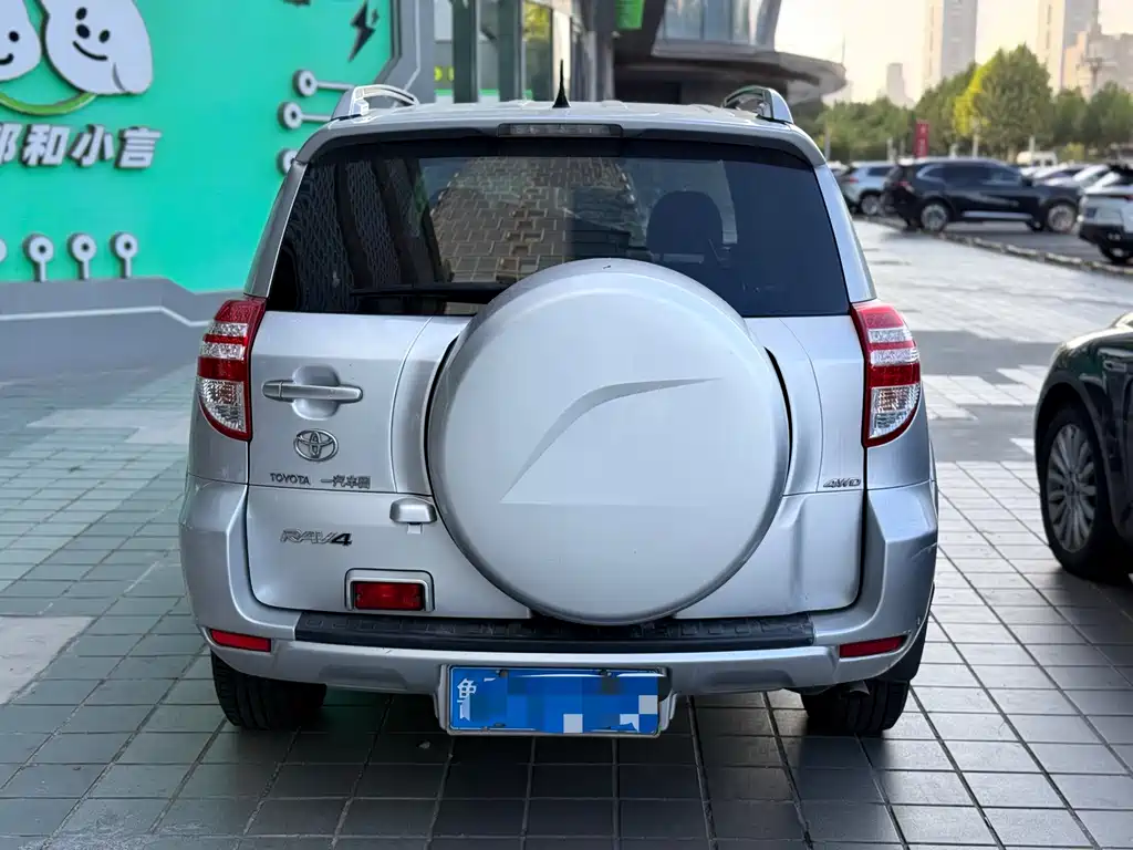 Toyota RAV4 — миниатюра 5