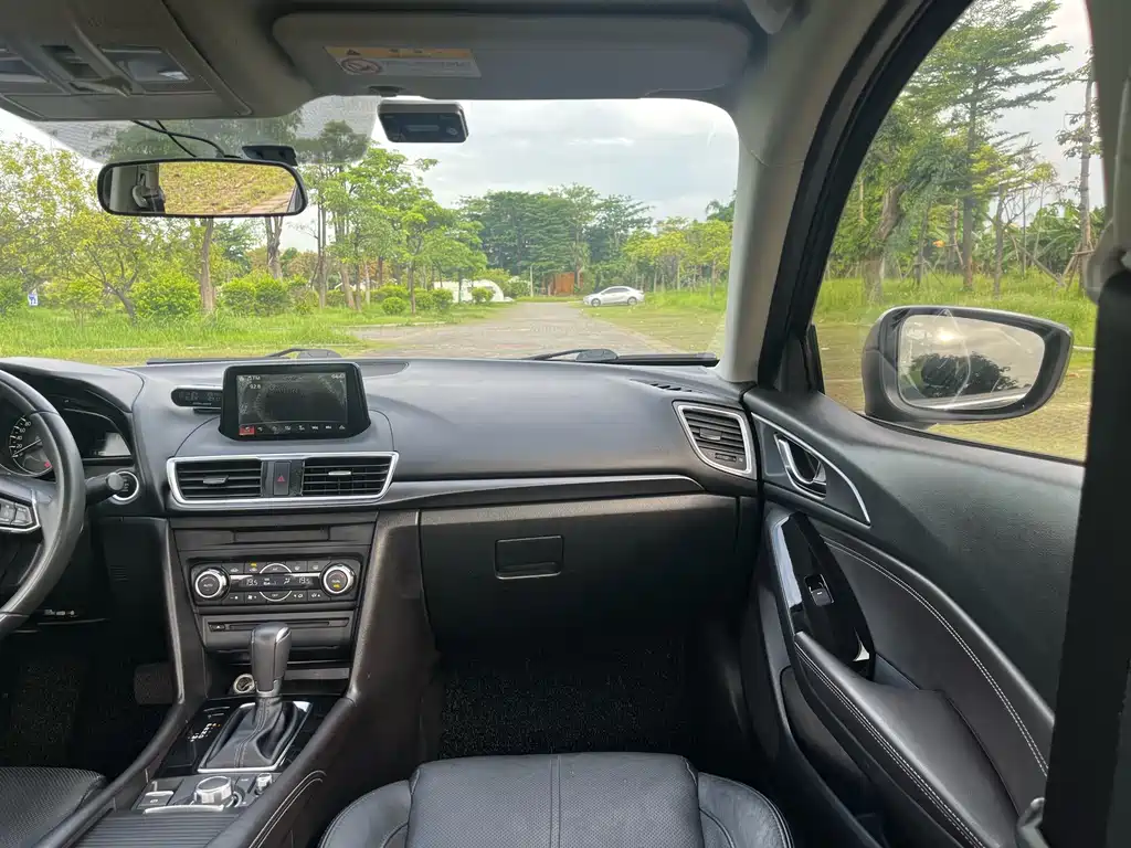 Mazda Mazda3 3 2019 2.0L AT Luxury V
