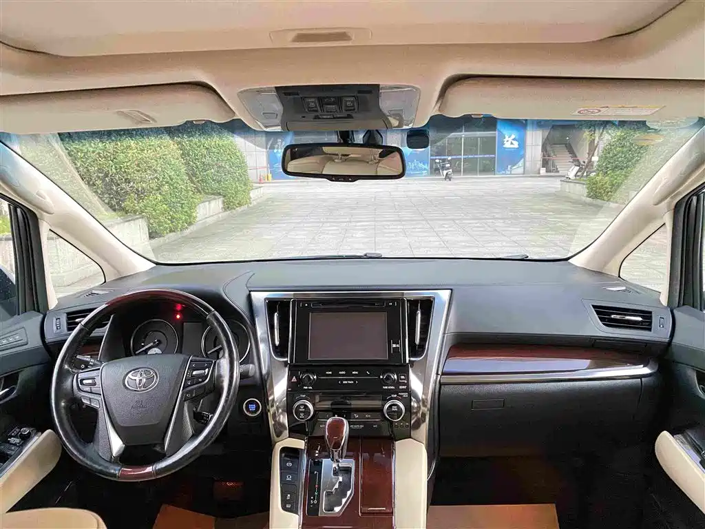Toyota Alphard — миниатюра 11