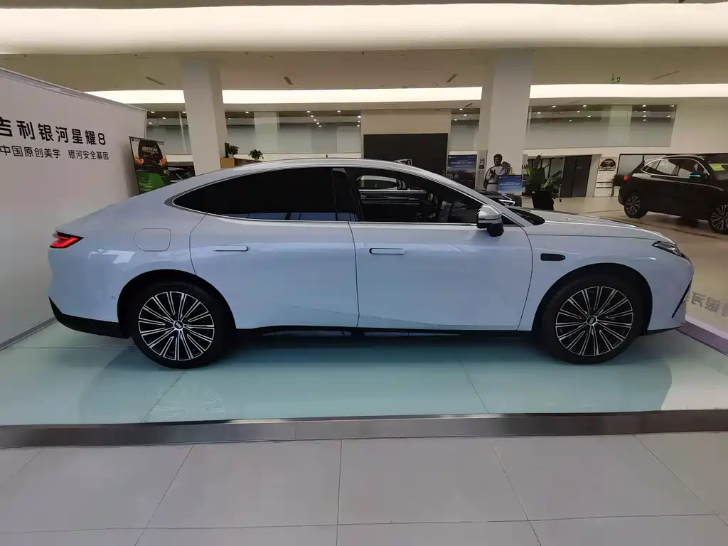 Geely Galaxy Galaxy 8 8 2026 225km EM-i