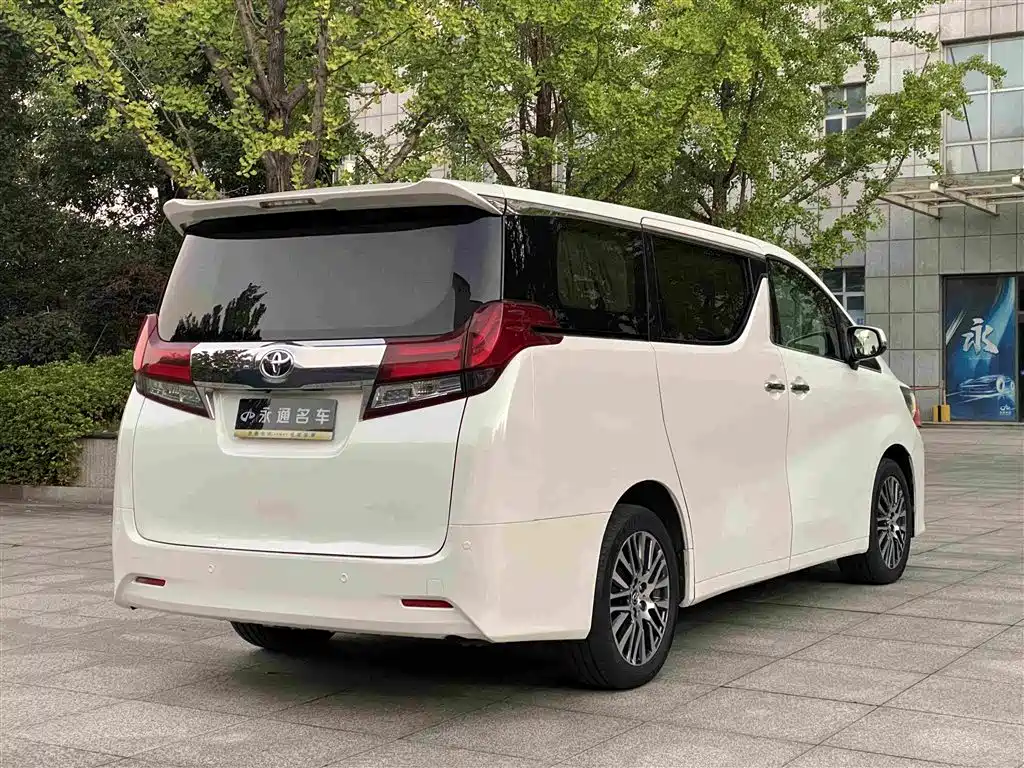 Toyota Alphard — миниатюра 16