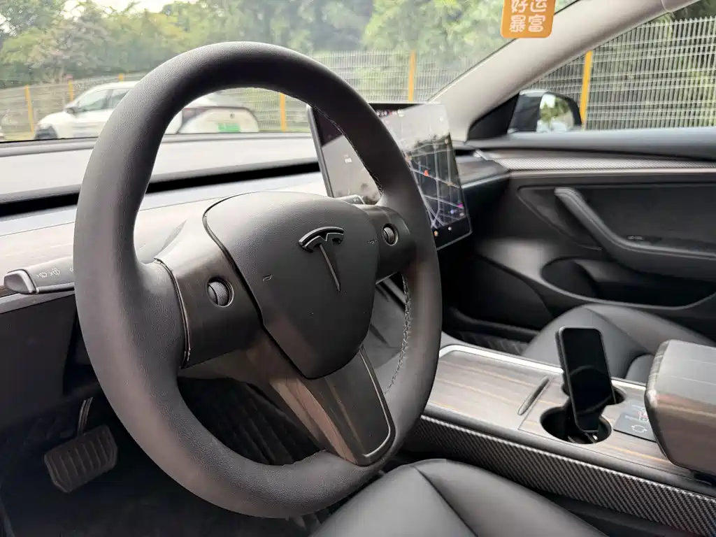 Tesla Model 3 — миниатюра 7