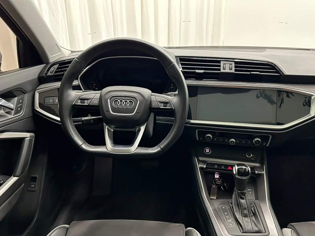 Audi Q3 1.4 л 2022 г. Белый, пробег 28000 км