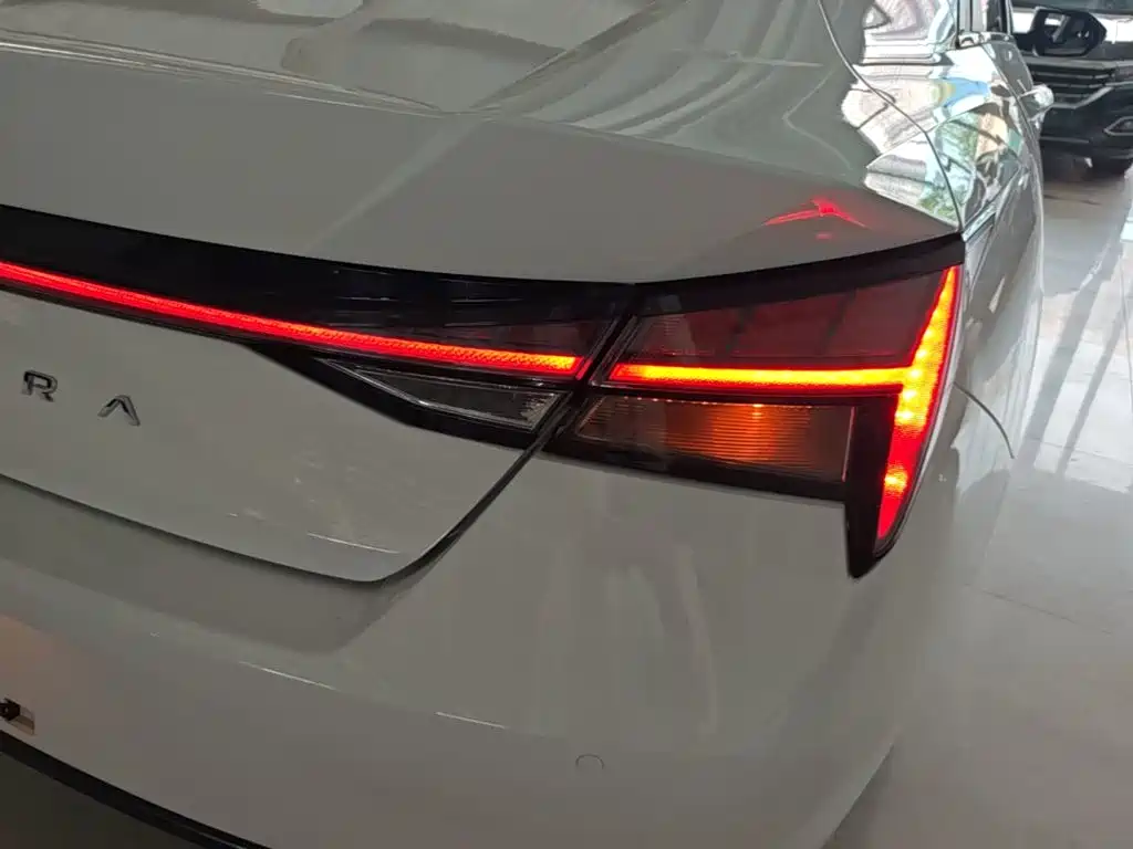 Hyundai Elantra — миниатюра 8
