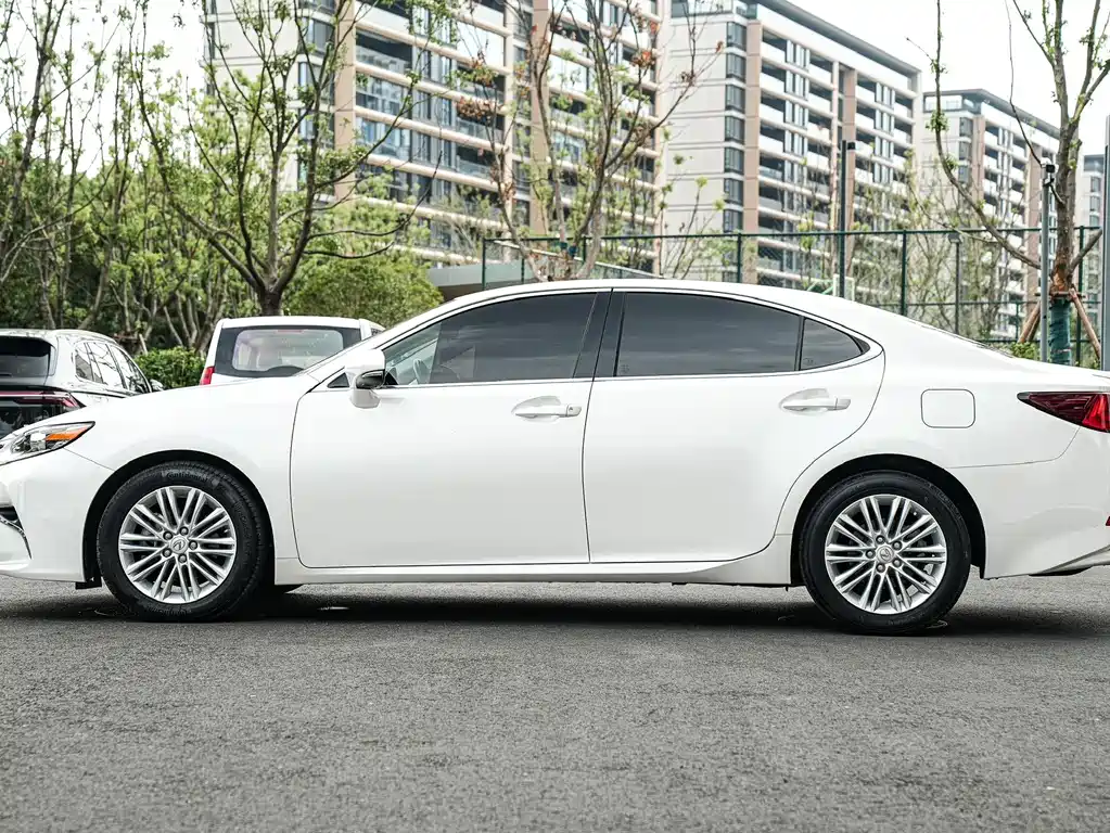 Lexus ES — миниатюра 7