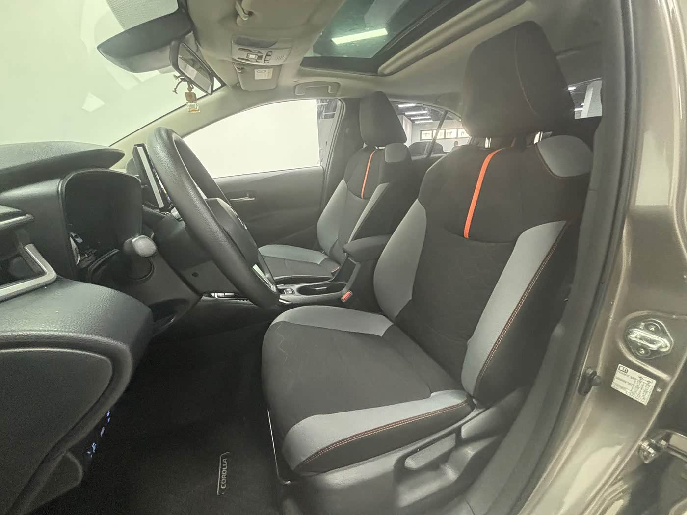 Toyota Corolla 1.2 л 2023 г. Серебристо-серый, пробег 23000 км