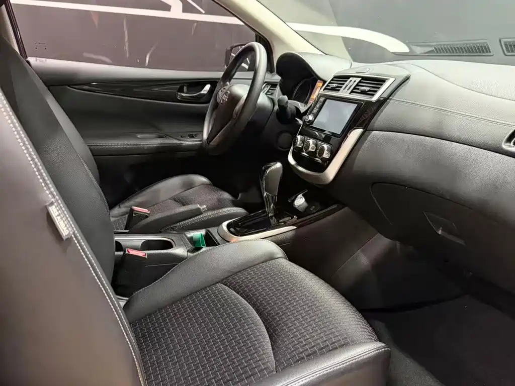 Nissan Tiida — миниатюра 7