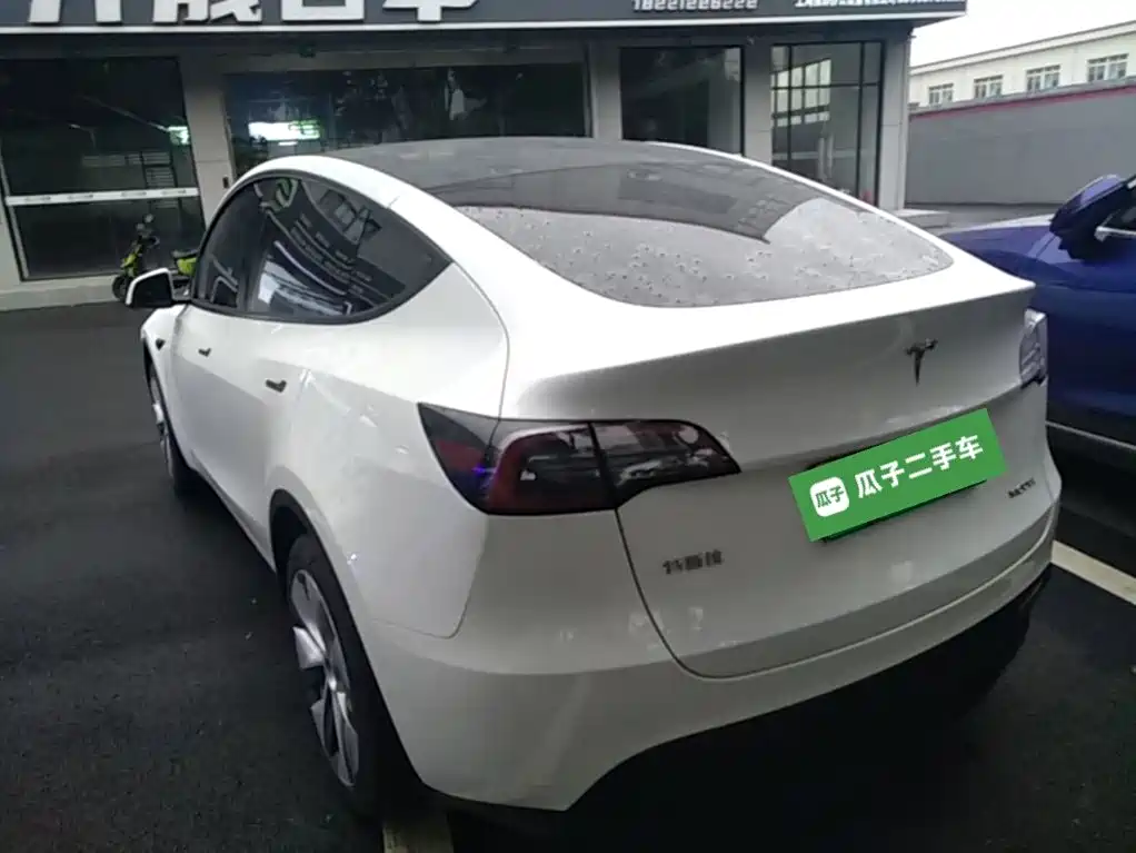Tesla Model Y — миниатюра 5