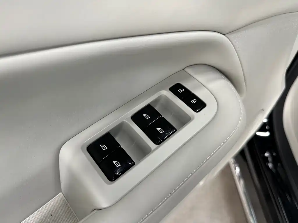 Volvo EM90 2025 Ultra мест