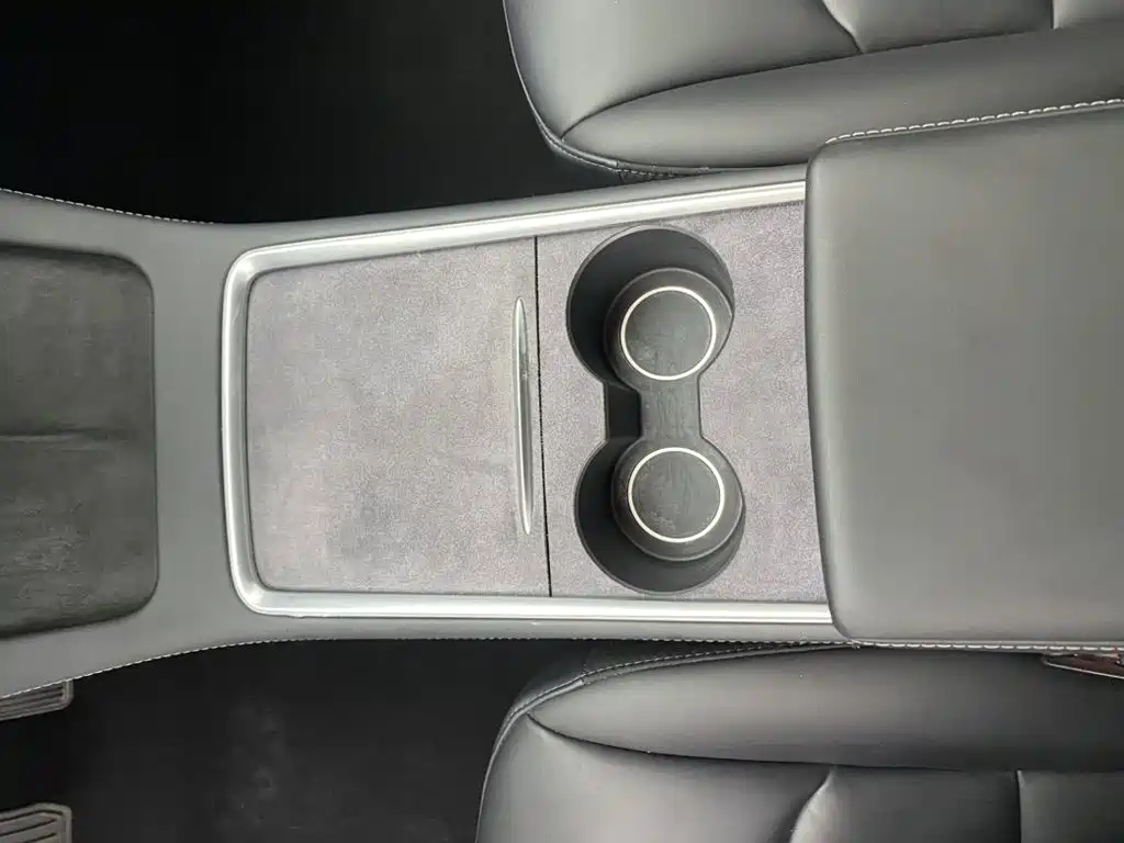 Tesla Model Y — миниатюра 20