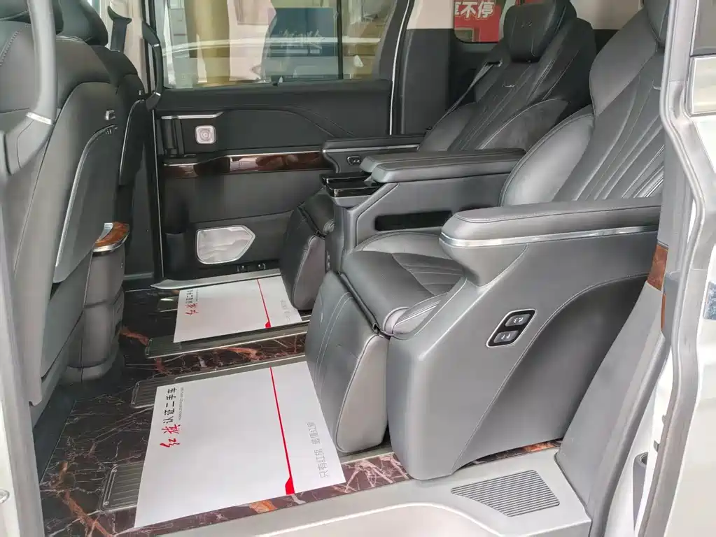 Hongqi HQ9 2023 2.0T