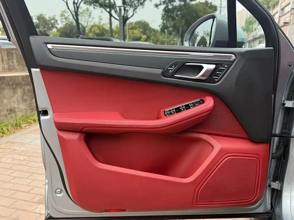 Porsche Macan — миниатюра 9