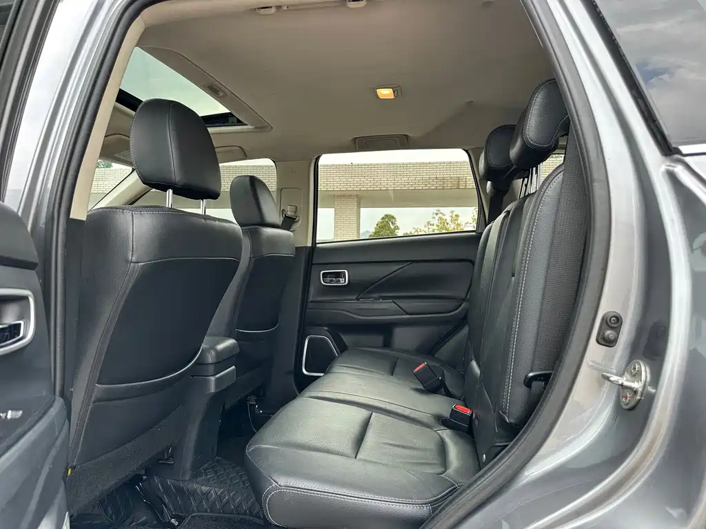 MITSUBISHI OUTLANDER