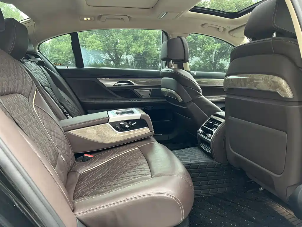 BMW 7 Series — миниатюра 9