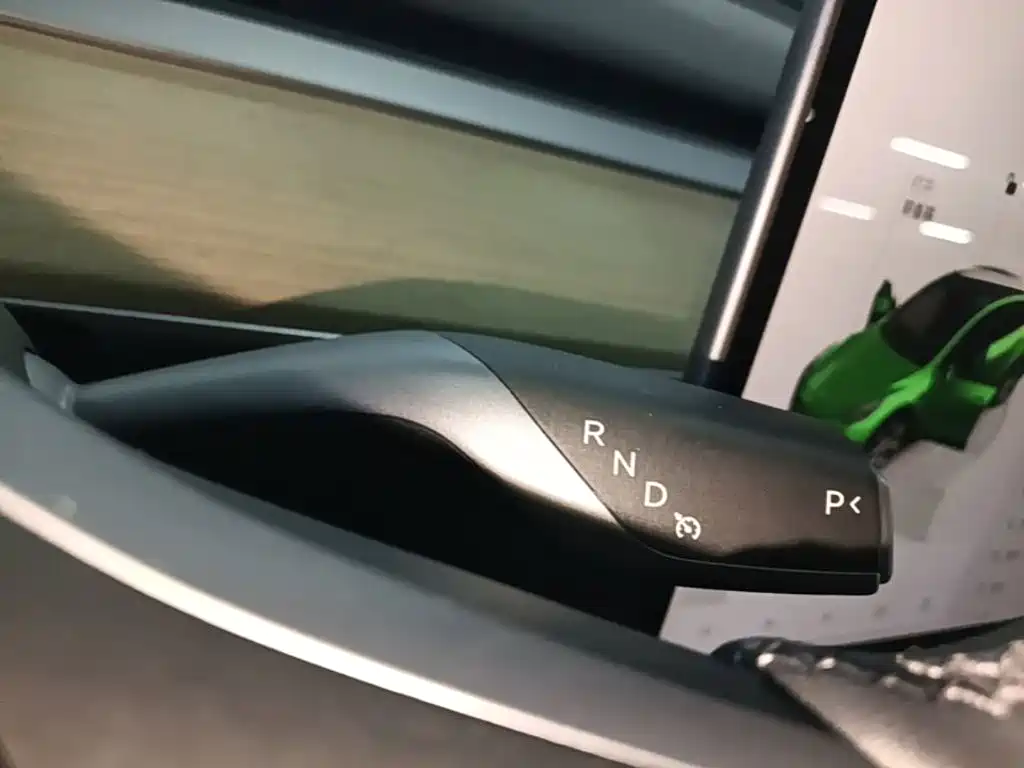 Tesla Model Y — миниатюра 14