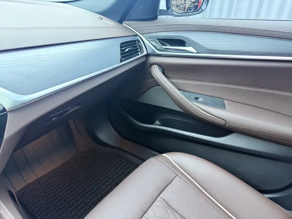 BMW 5 Series — миниатюра 17