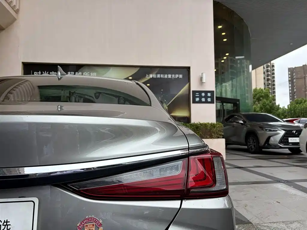 Lexus ES — миниатюра 12