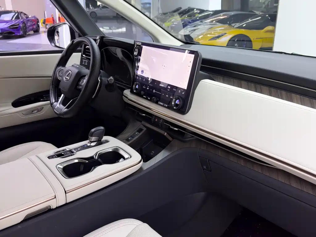 Lexus LM — миниатюра 12