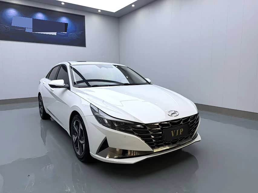 Hyundai Elantra 1.5 л 2022 г. Белый, пробег 30000 км