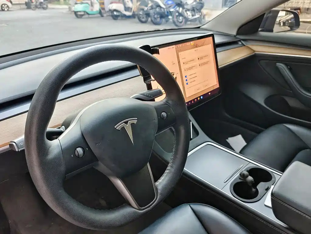 Tesla Model 3 — миниатюра 4