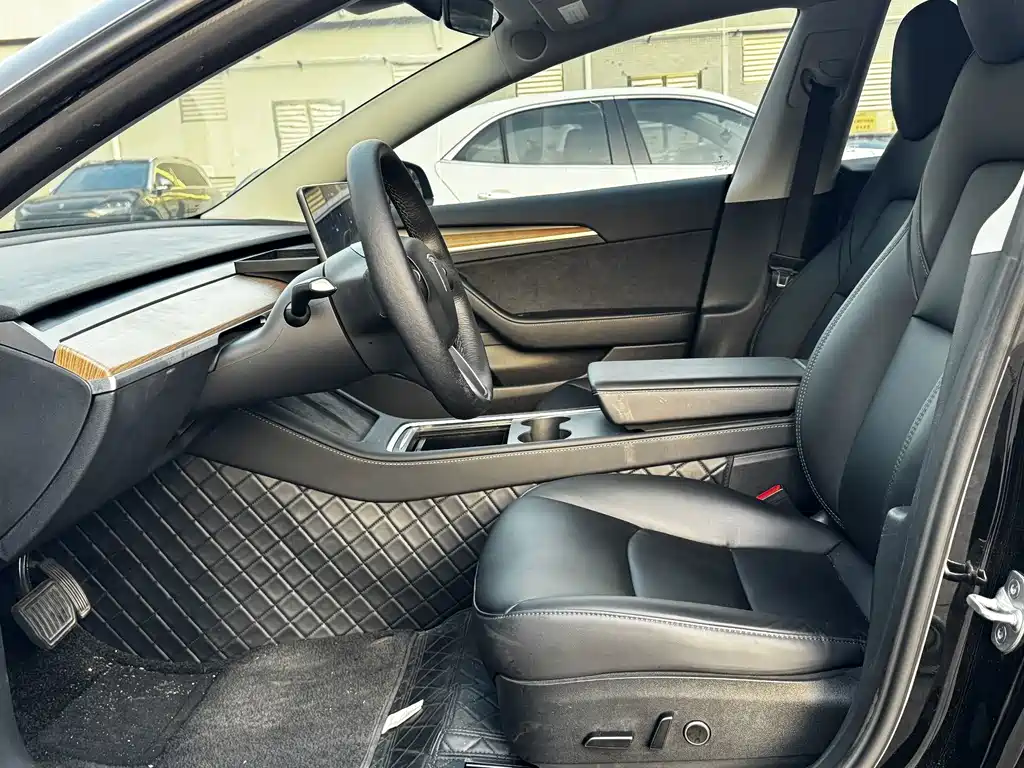 Tesla Model 3 — миниатюра 7