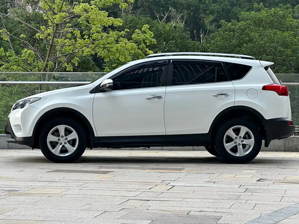 Toyota RAV4 — миниатюра 7