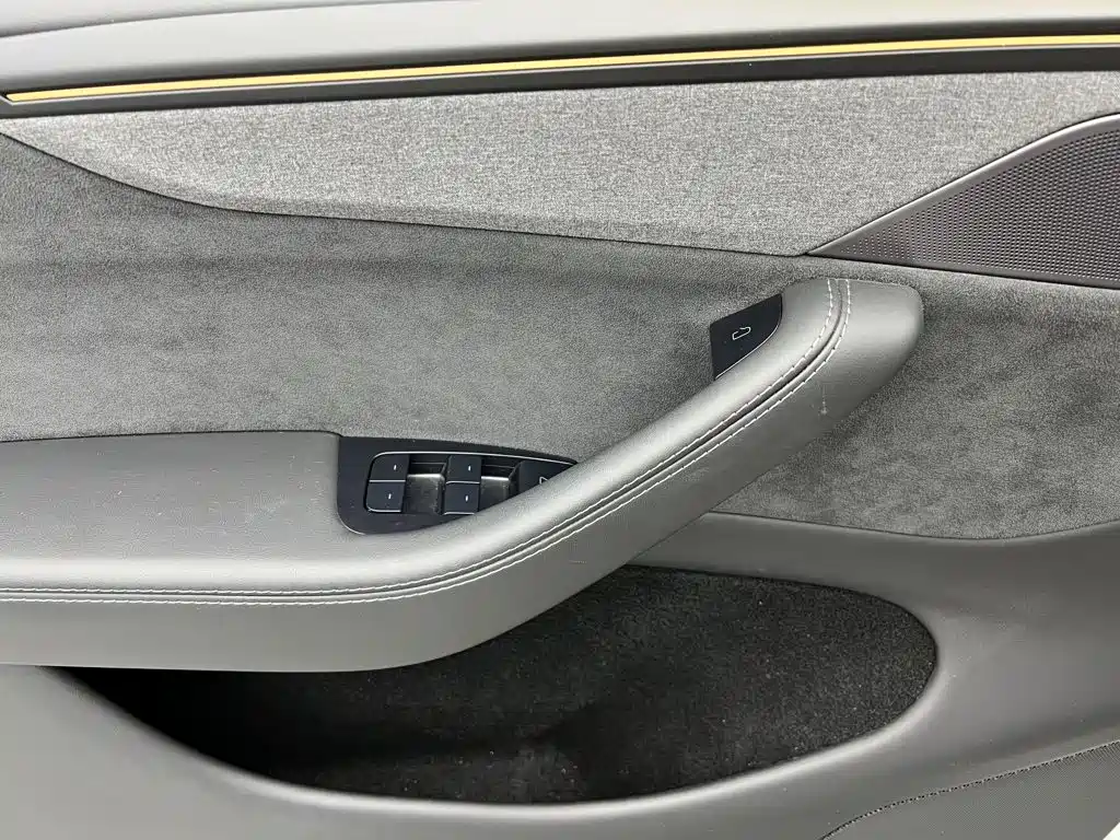 Tesla Model Y — миниатюра 18