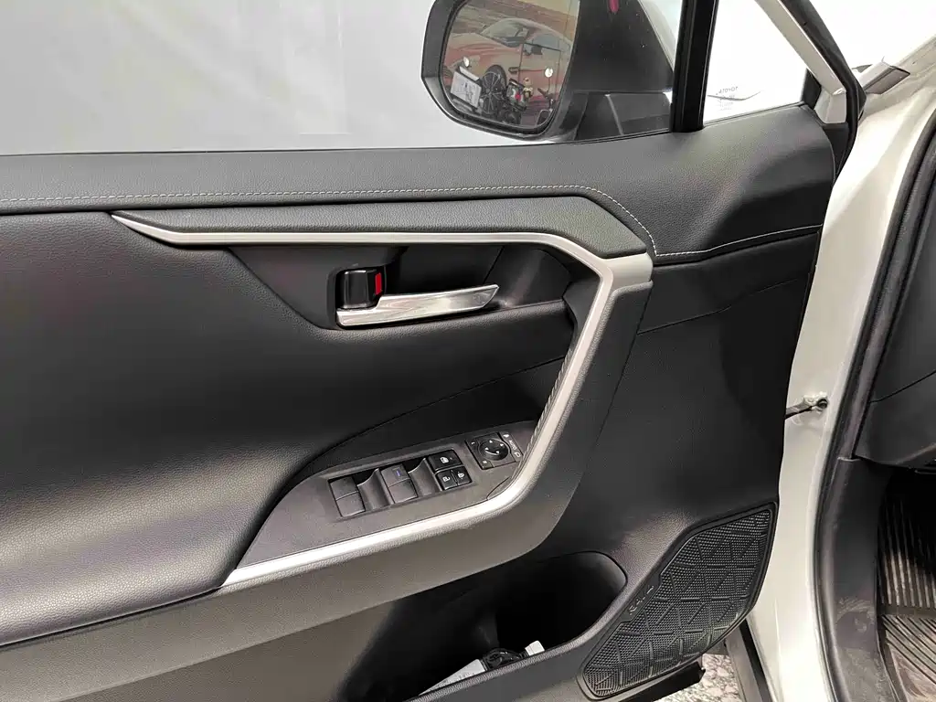 Toyota RAV4 — миниатюра 6