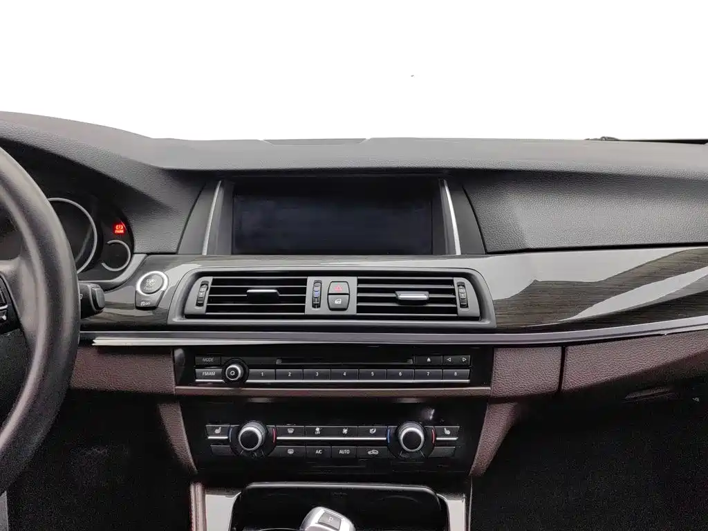 BMW 5 Series — миниатюра 12