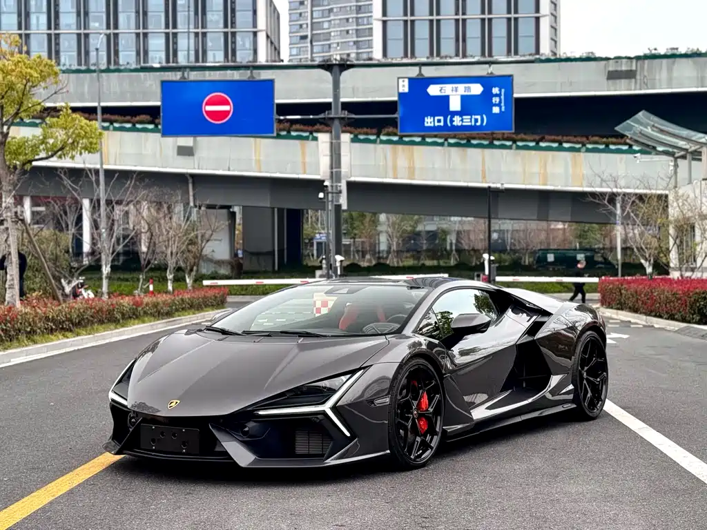 LAMBORGHINI REVUELTO
