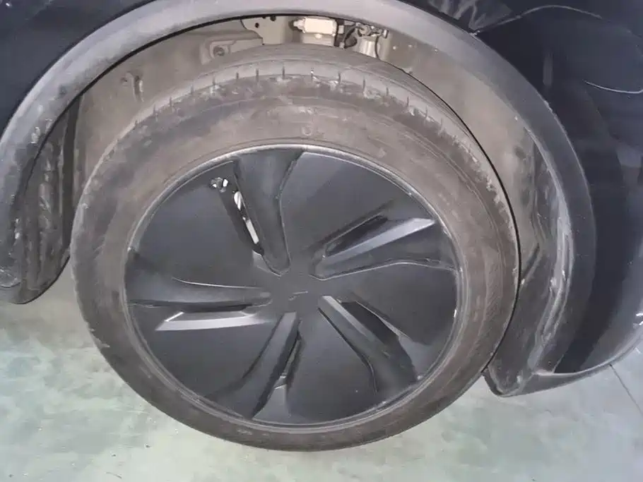Tesla Model Y — миниатюра 6