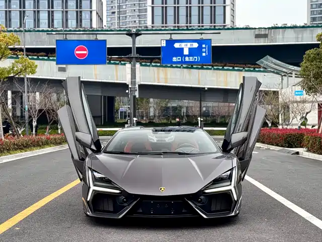 LAMBORGHINI REVUELTO 2025
