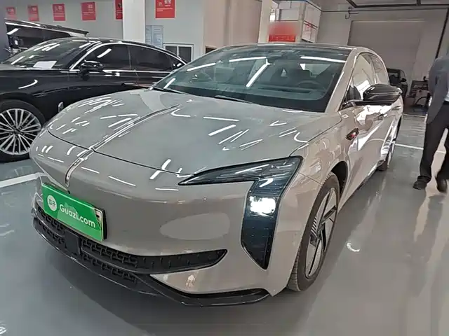 2025 Hongqi EH7