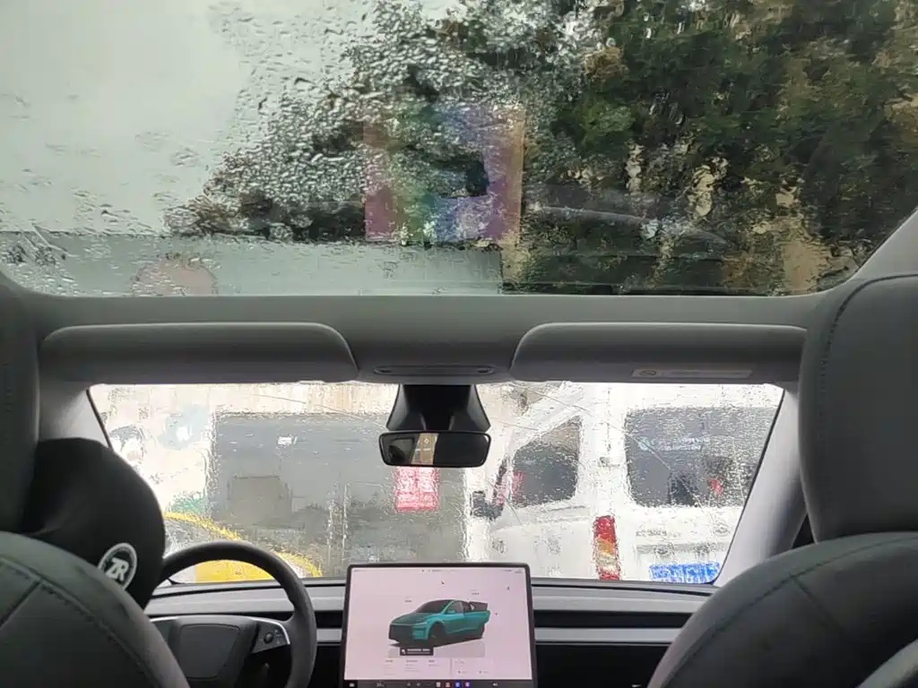 Tesla Model Y — миниатюра 18