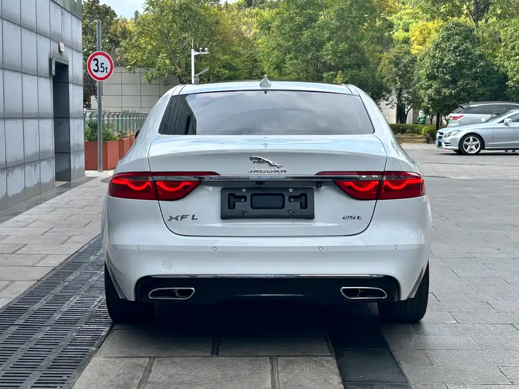 Jaguar XFL — миниатюра 6
