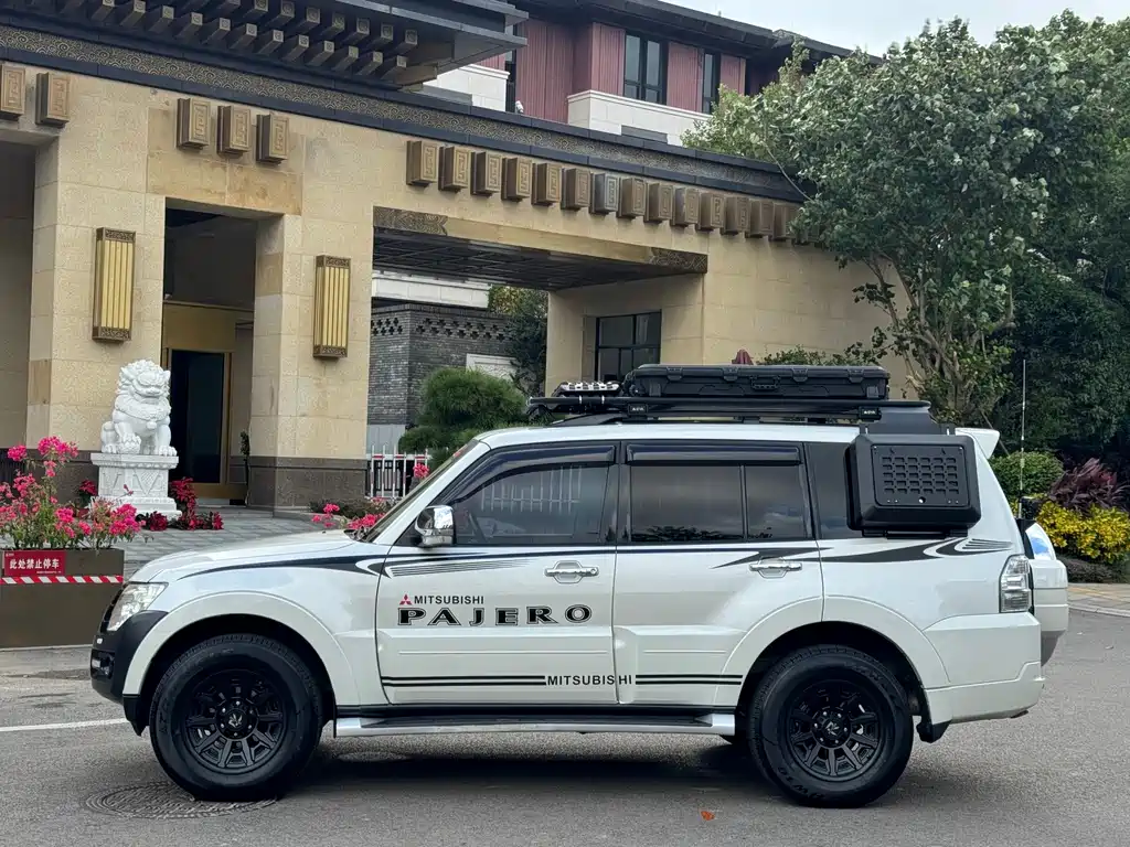 Mitsubishi Pajero (Import) — миниатюра 11