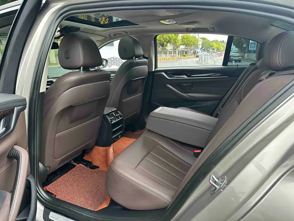 BMW 5 Series — миниатюра 15