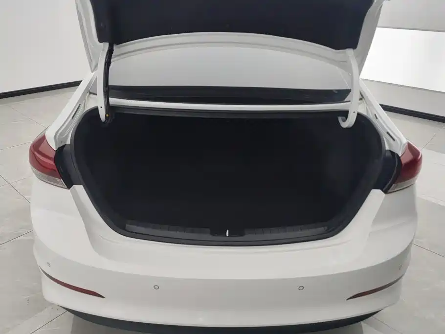 Hyundai Elantra — миниатюра 4