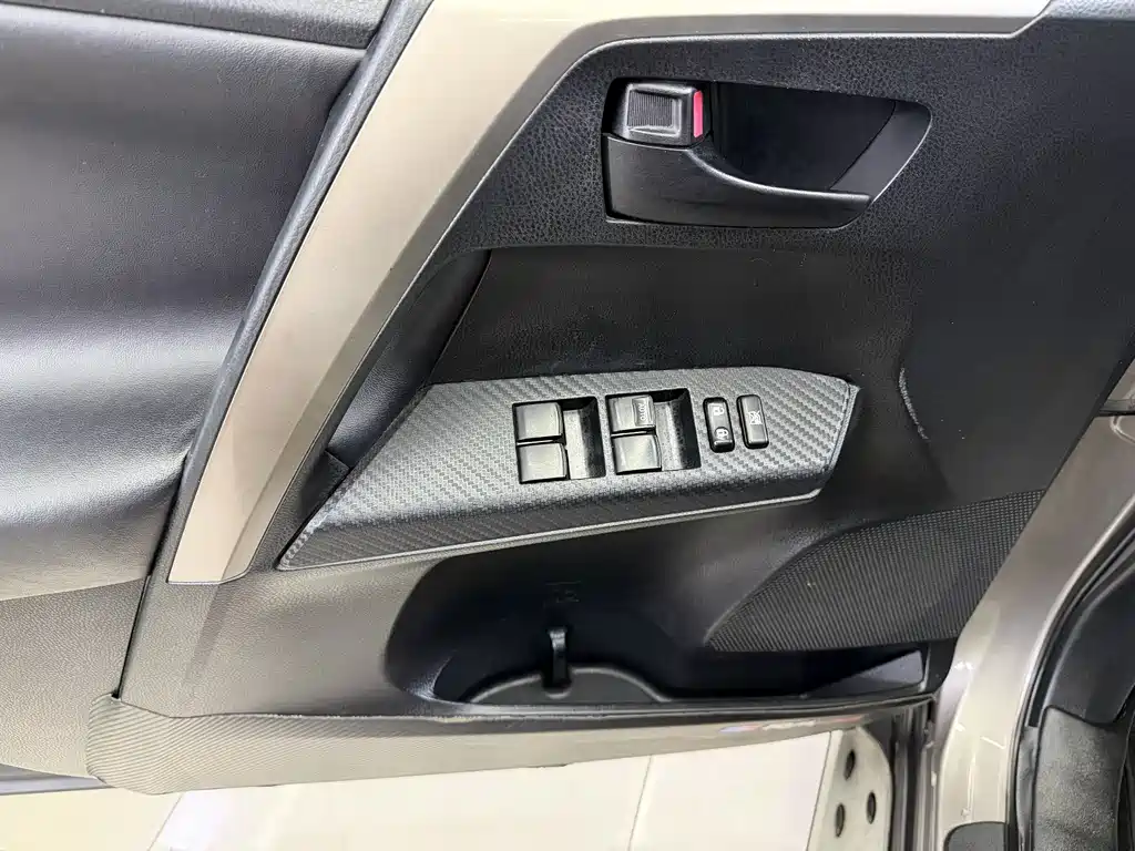 Toyota RAV4 — миниатюра 8