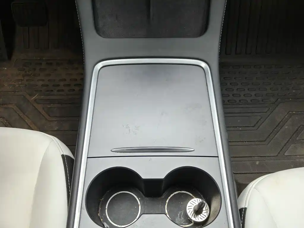 Tesla Model Y — миниатюра 14
